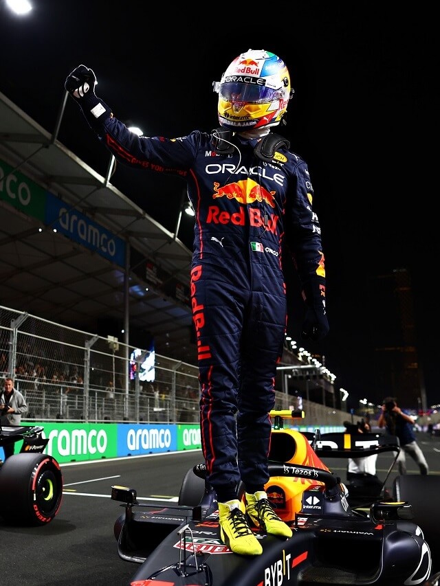 Piloto da Red Bull Racing na F1 2022 em cima do carro de corrida