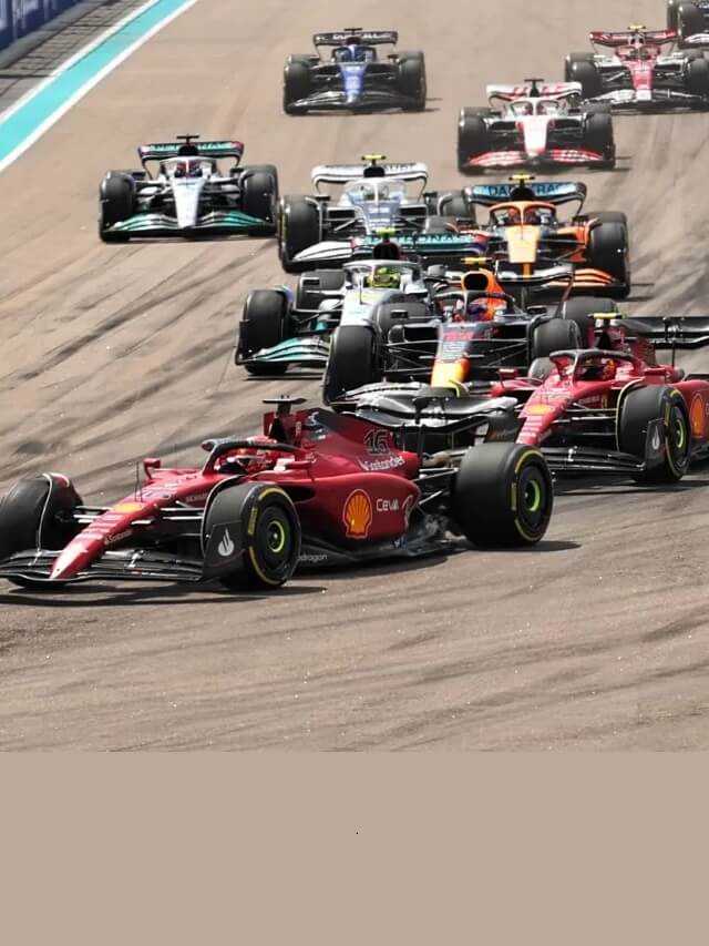 Frente de vários carros da F1 2022 na pista