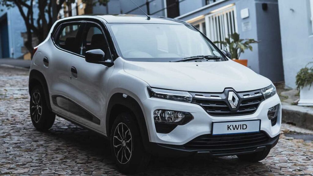Renault Kwid Ultra 2023 branco em uma rua