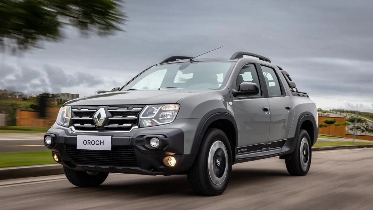 Frente Oroch 2023 cinza rodando no asfalto.