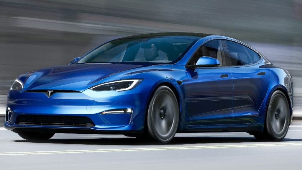 Tesla Model S 2022 na cor azul, em movimento no asfalto