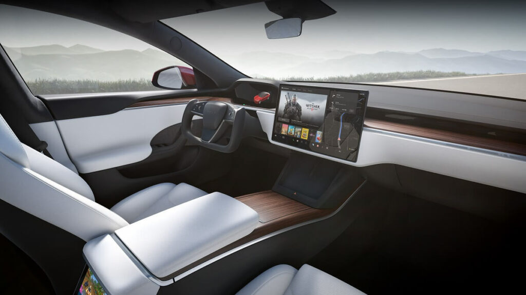 Interior do Tesla Model S 2022, possuindo cores branco, preto e marrom