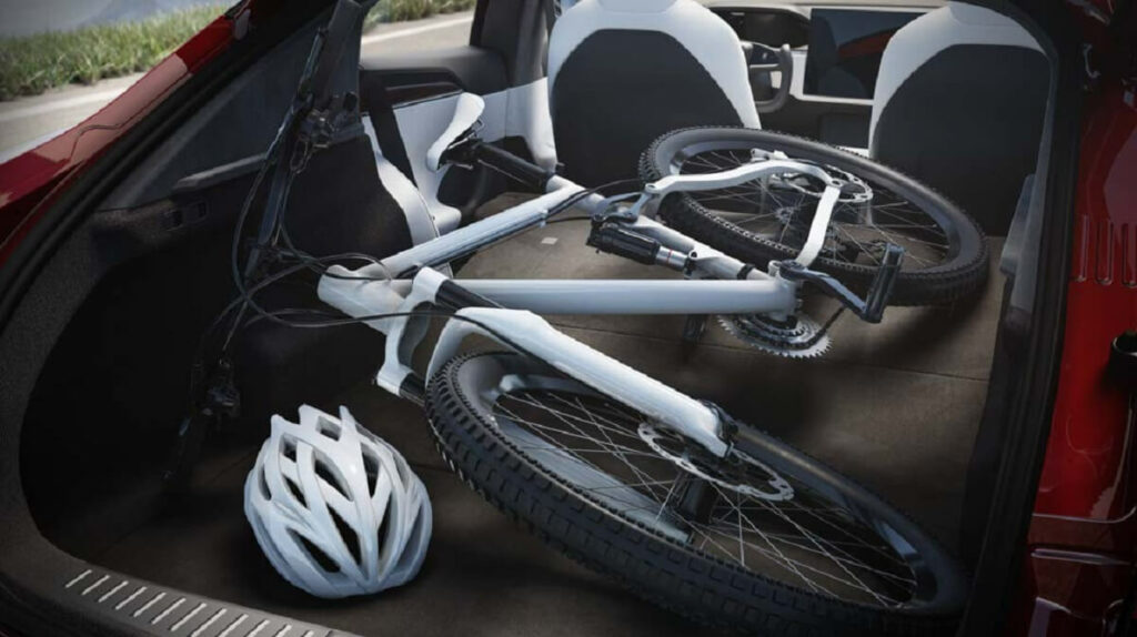 Porta malas do Tesla Model S 2022 carregando bicicleta