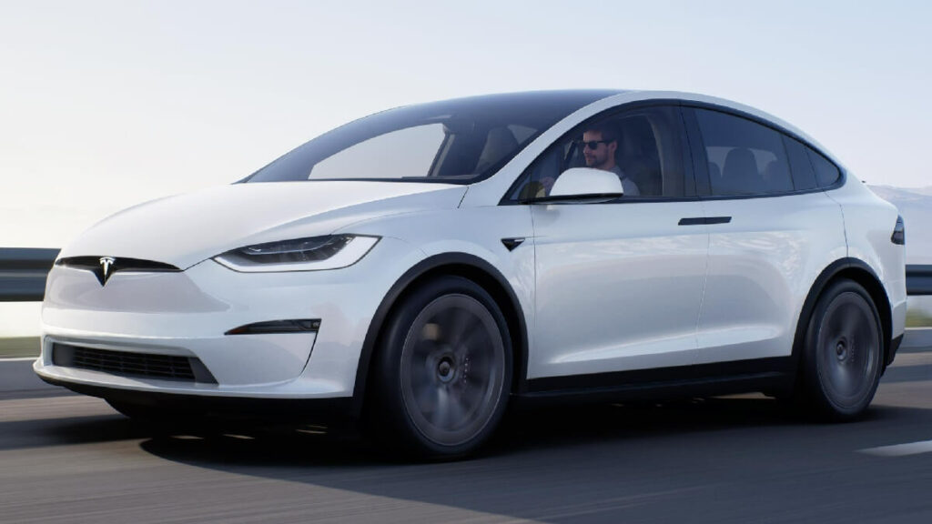 Frente e lateral do Tesla Model X 2022 na cor branco, andando na estrada