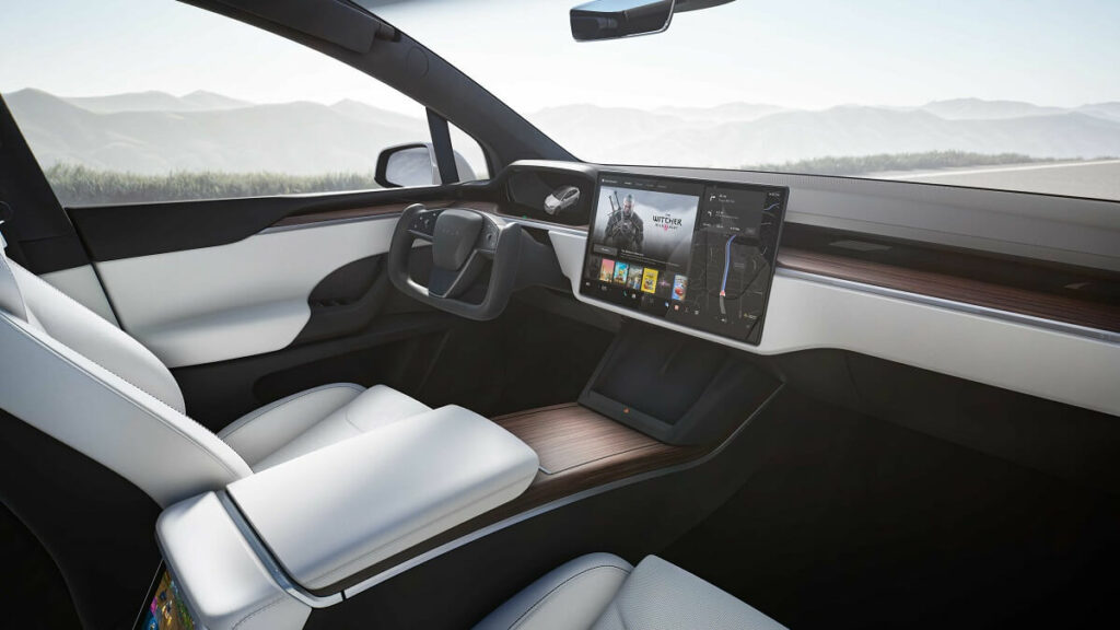 interior do Tesla Model X 2022 nas cores branco, preto e marrom