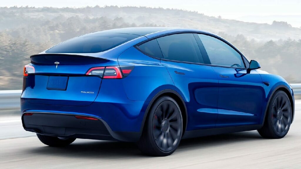 Traseira do Tesla Model Y 2022 na cor azul, em movimento na estrada