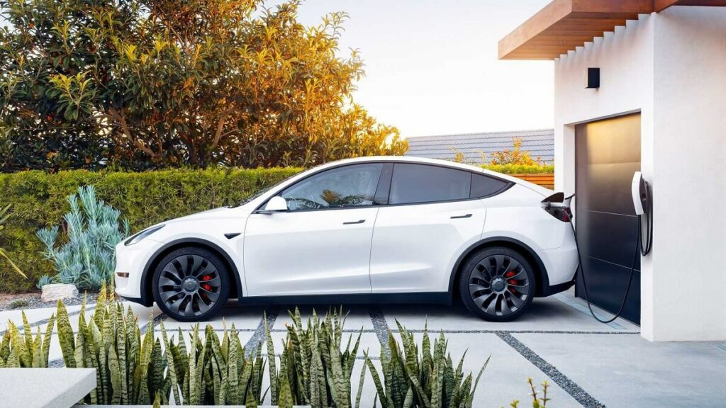 Tesla Model Y 2022 na cor branco, carregando sua bateria
