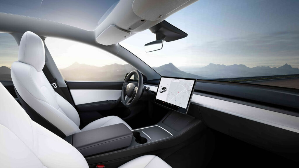 Interior do Model Y 2022 nas cores branco, preto e cinza