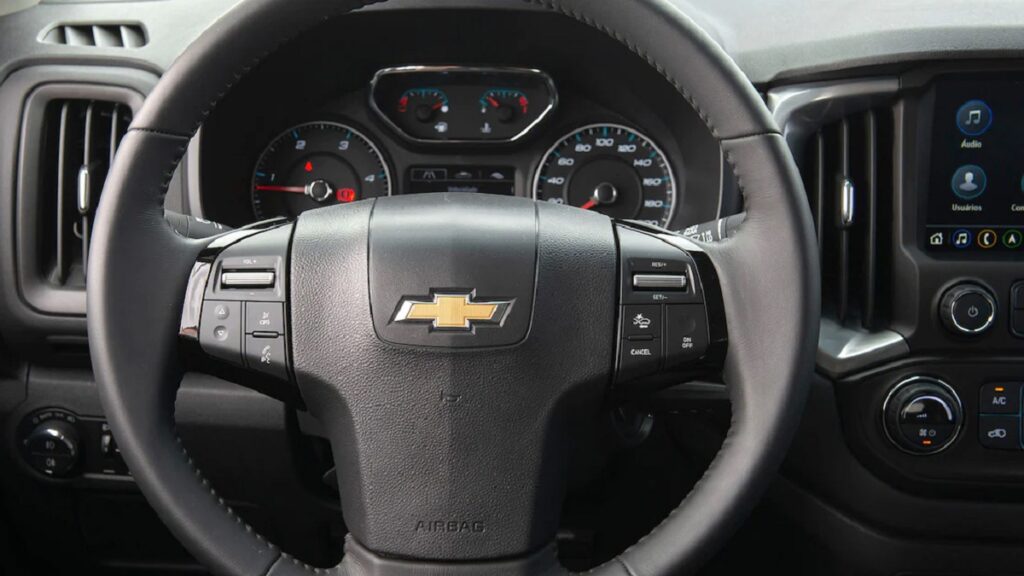 volante e painel Trailblazer 2023 com o interior de coloração preta e com a tela de OLAD no canto direito