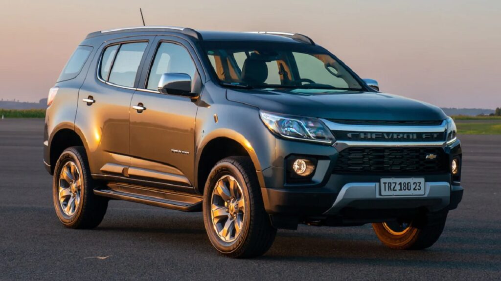 trailblazer 2023 cinza em um chão de concreto durante um por do sol