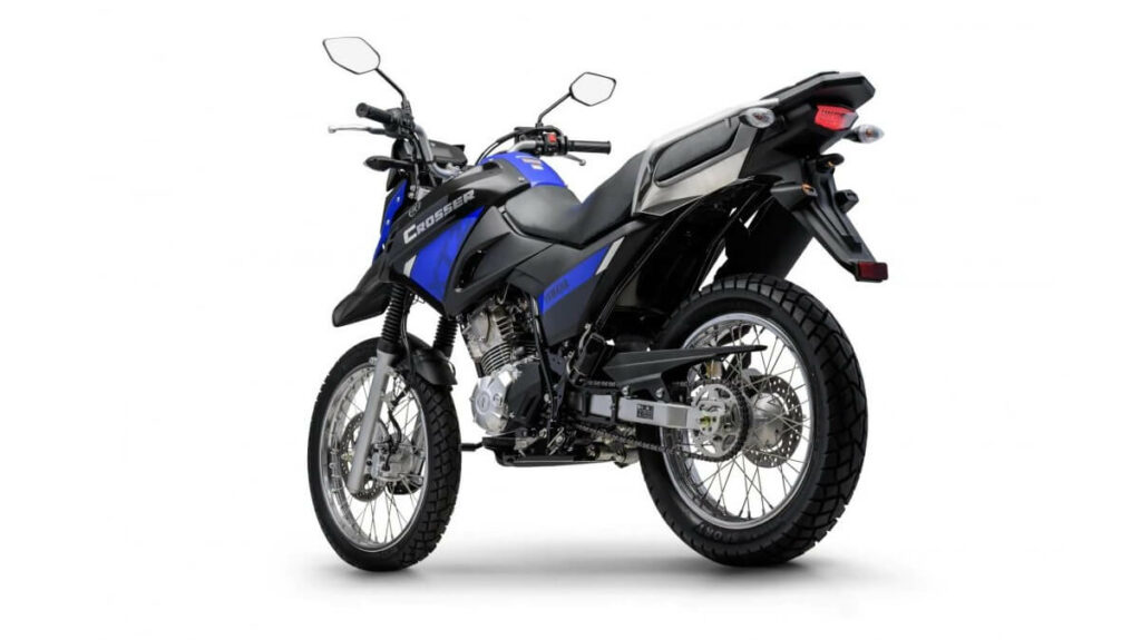 traseira Crosser 2023 azul em um fundo branco.