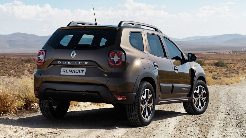 traseira Renault Duster 2023 parado na estrada de chão