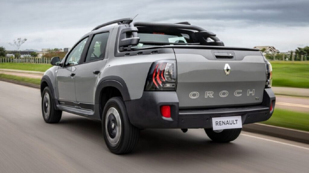 Traseira Oroch 2023 rodando no asfalto.