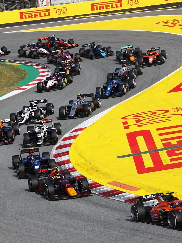 Carros de corrida da F2 na pista