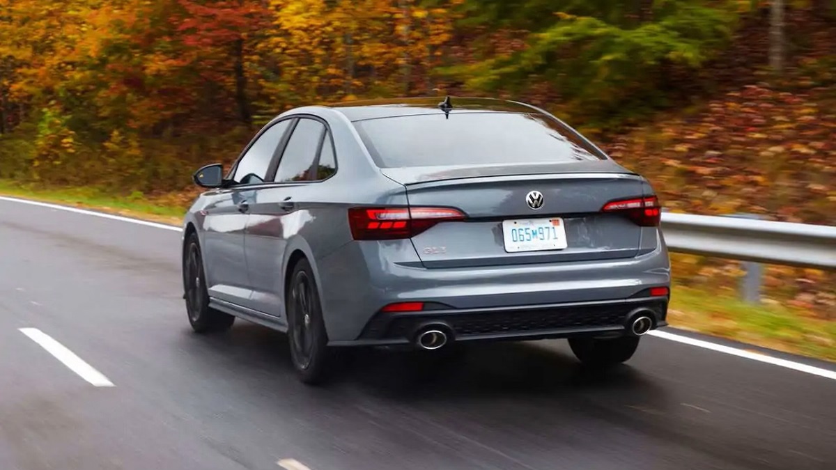 Traseira VW Jetta 2023 cinza em uma estrada.