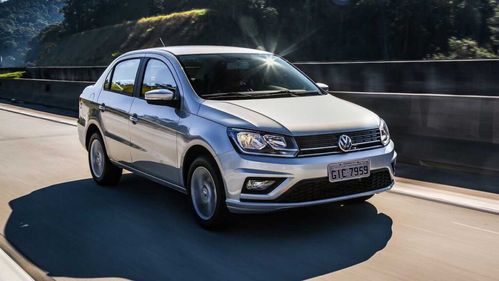 Volkswagen Voyage 2023 cinza rodando na estrada.