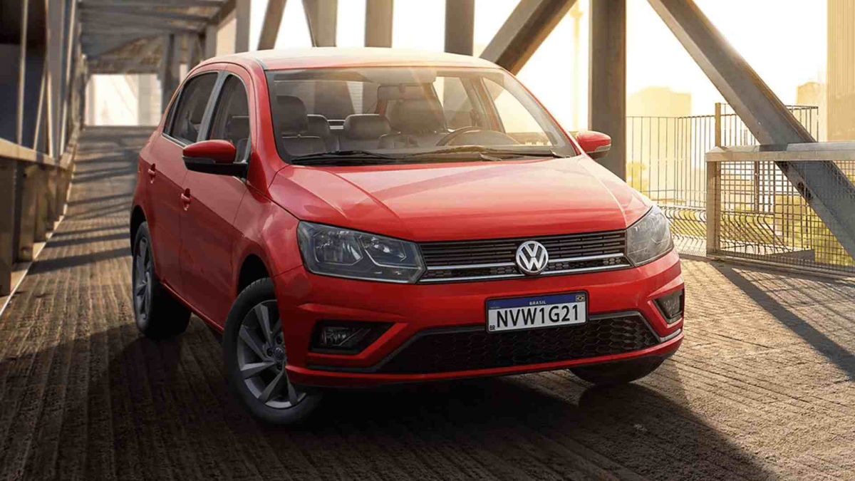 Gol 2023 vermelho em uma ponte em um por do sil