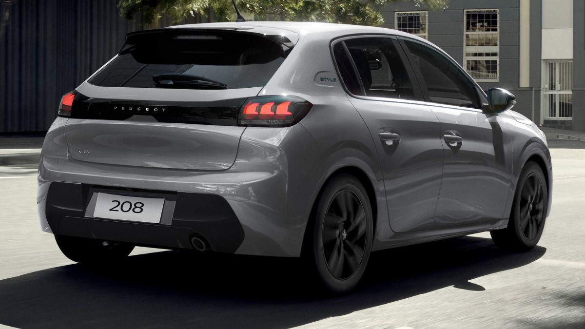 traseira do Peugeot 208 2023 na cor cinza