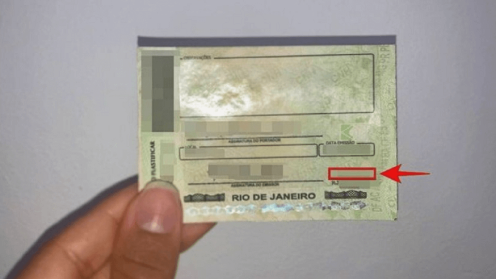 Imagem da parte de trás de uma CNH, com o código de segurança
