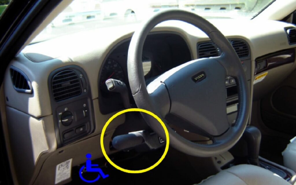 Imagem de um volante e painel de um carro adaptado para pessoas com deficiências - o que é PCD