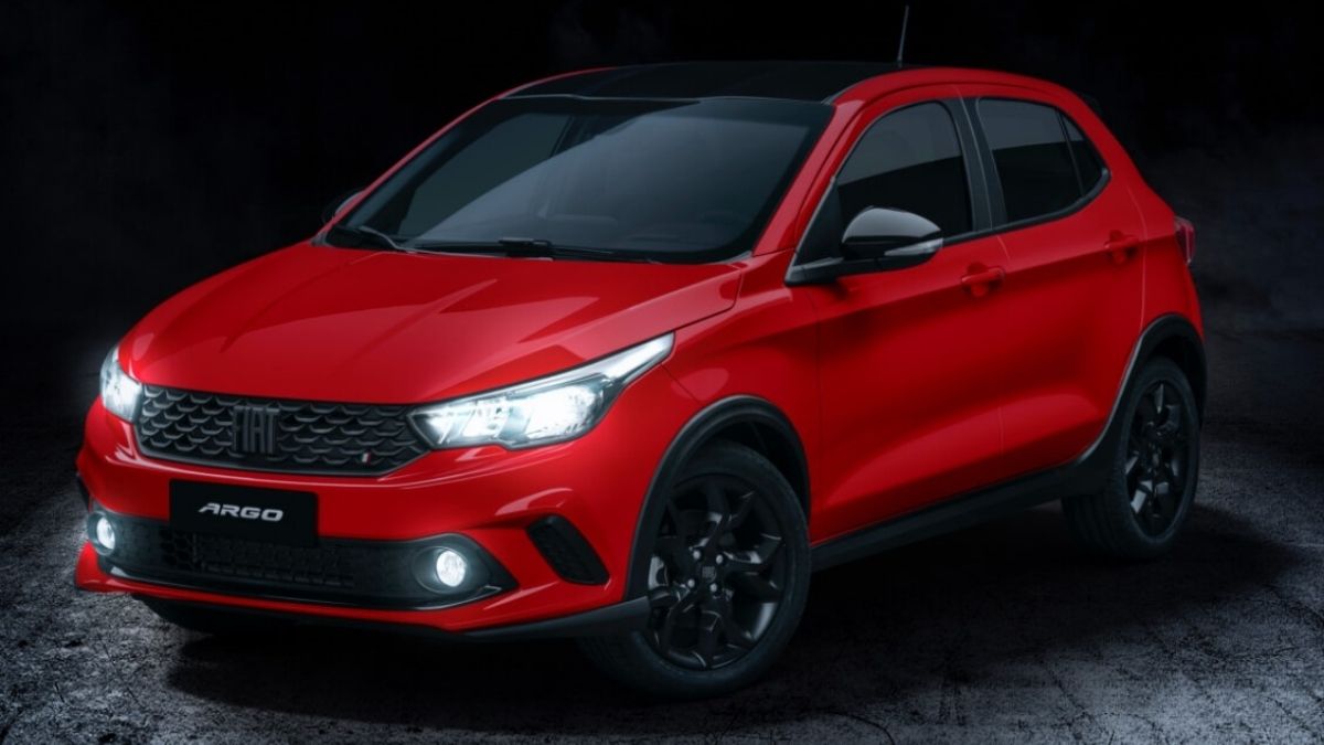 Argo 2023 vermelho com faróis acesos