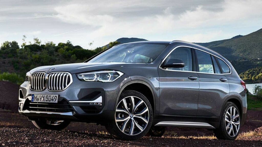 BMW X1 estacionada em um pátio