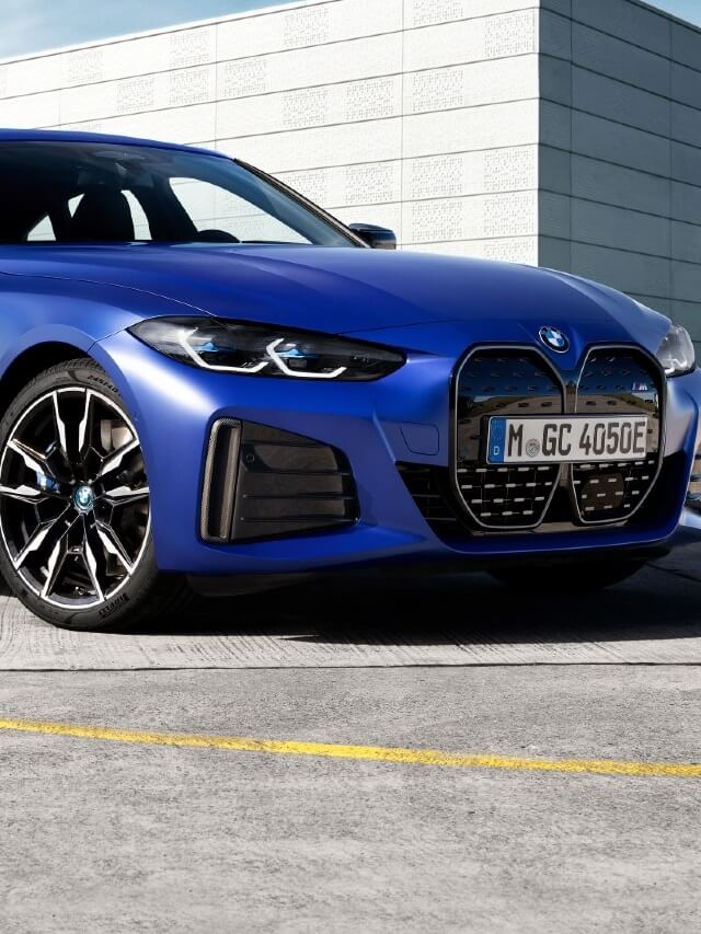 Foto frontal da BMW I4 na cor azul