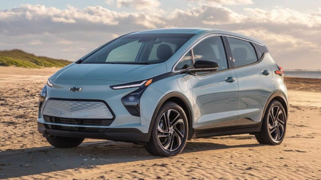 Chevrolet Bolt EV 2023 prata na areia