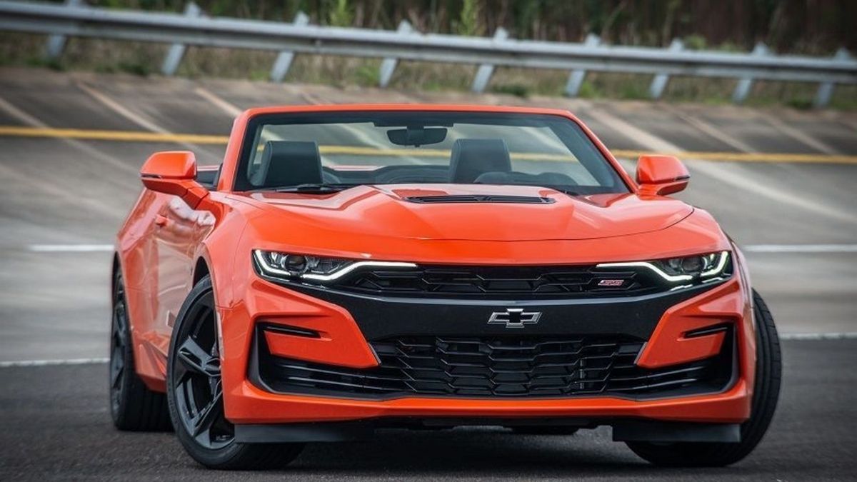 Chevrolet Camaro conversivel modelo 2023, na cor laranja