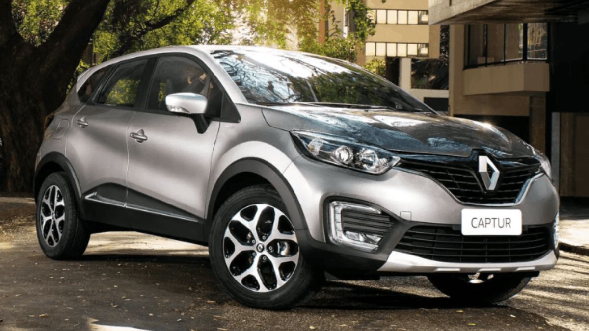 Renault Captur 2023 prata de frente