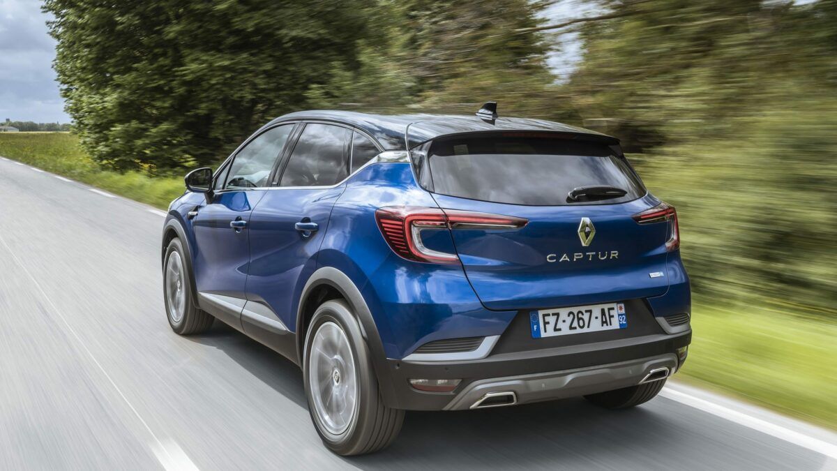 Traseira do novo Captur 2023 azul com teto preto
