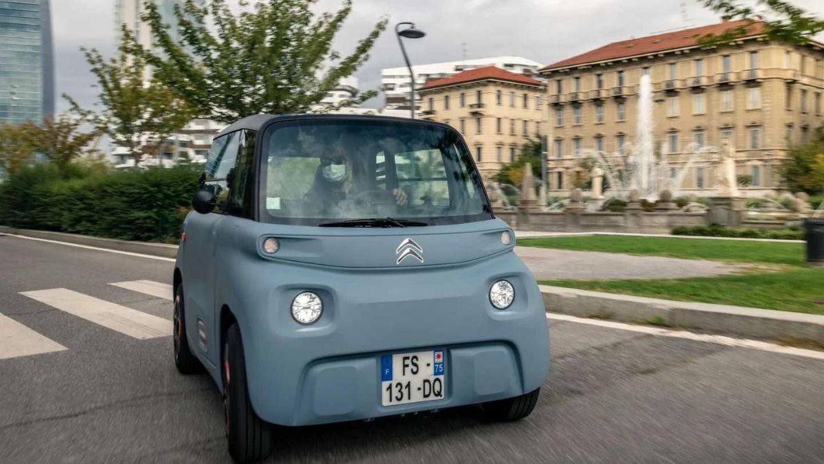 Citroen Ami cinza na cidade