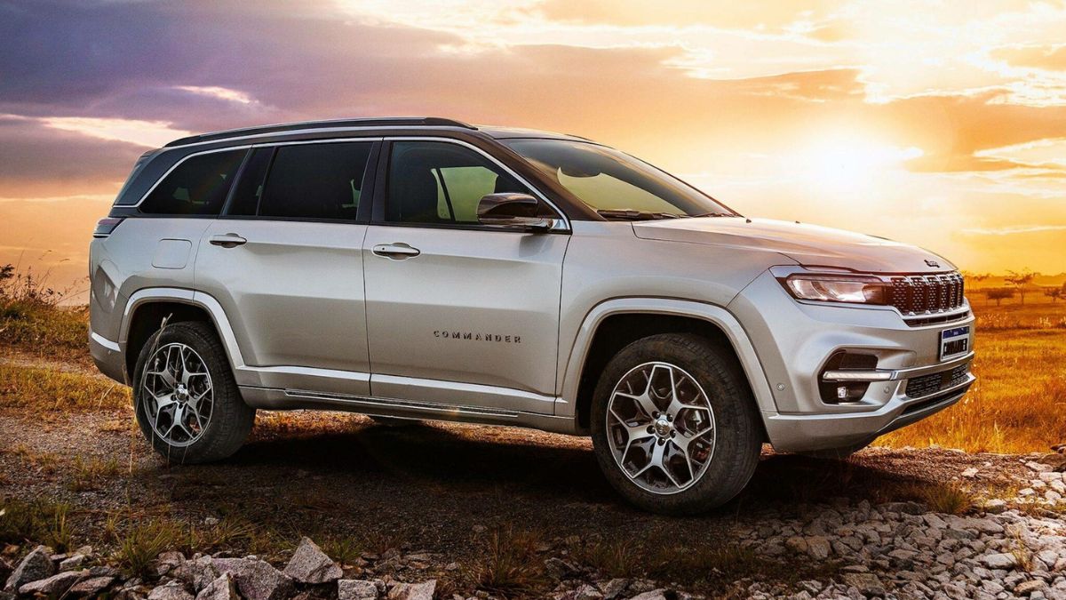 Foto lateral de um Jeep Commander branco