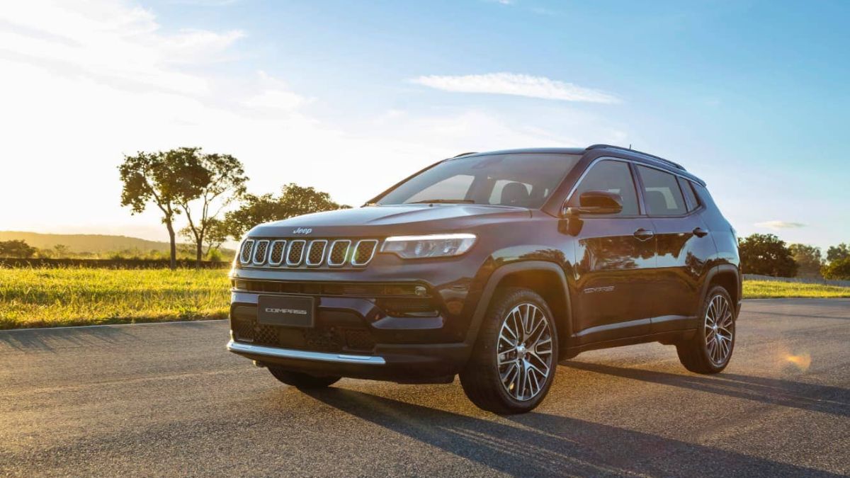 Compass 2023 preto em uma estrada