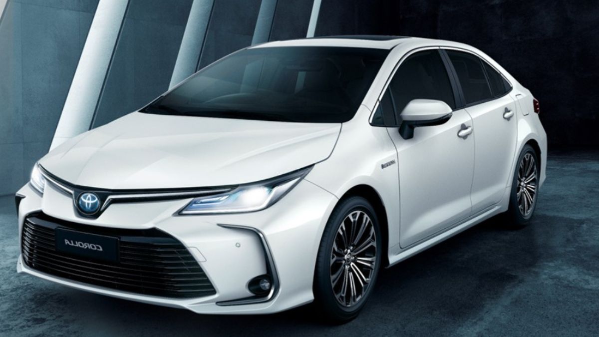 Foto de um Corolla 2023 branco um dos carros mais vendidos no mundo de todos os tempos