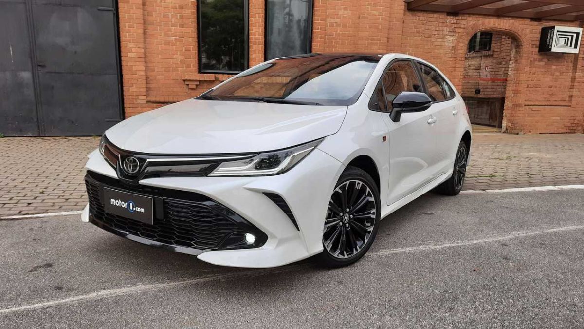 Corolla Gazoo Racing 2023 branco