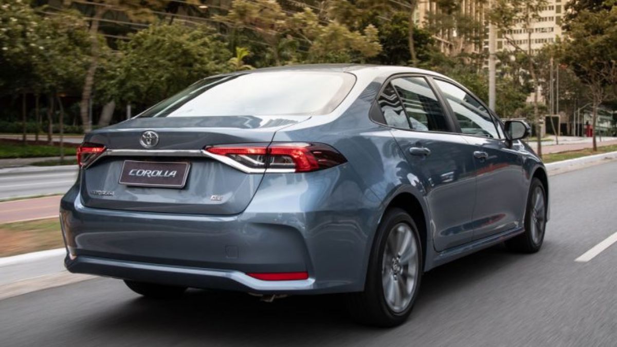 Traseira do Corolla 2023 na cor cinza