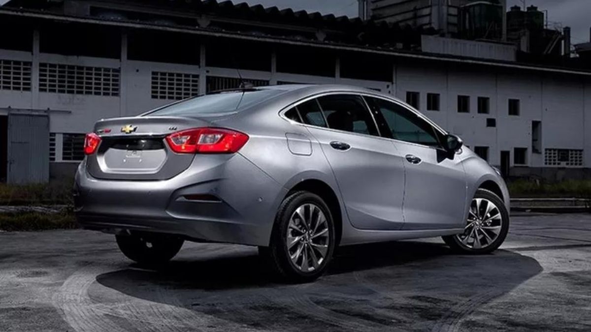 Cruze LTZ 2023 traseira, cinza