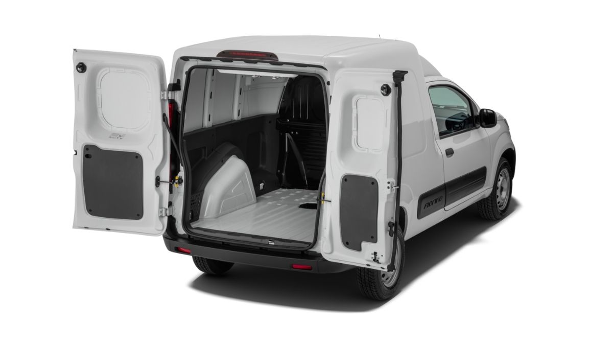 Furgão com a porta traseira aberta: Fiorino 2023 branca