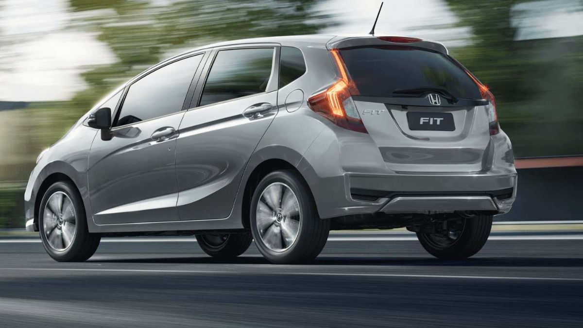 Exterior do Honda Fit 2023 na estrada, cor cinza