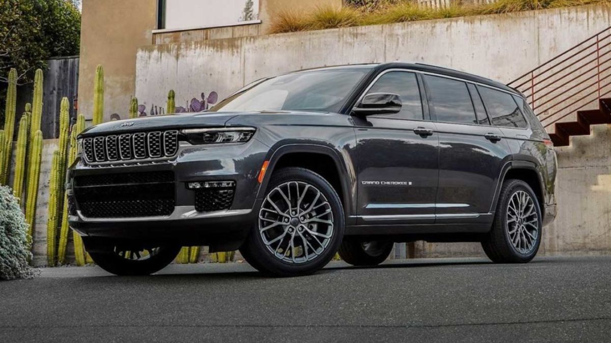 Grand Cherokee 2023 exterior, na cor cinza