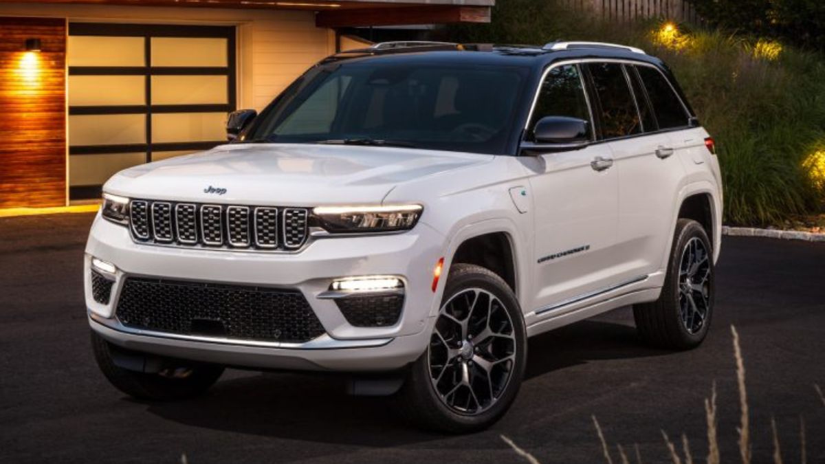 Frente do Jeep Grand Cherokee 2023 branco com teto preto