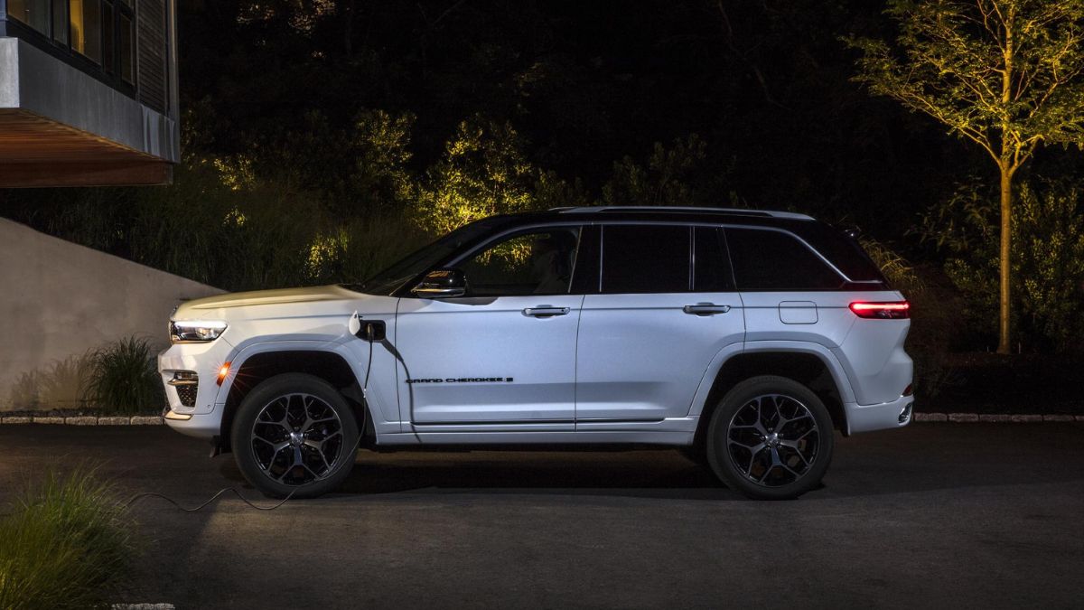 Lateral do Grand Cherokee 2023, branco