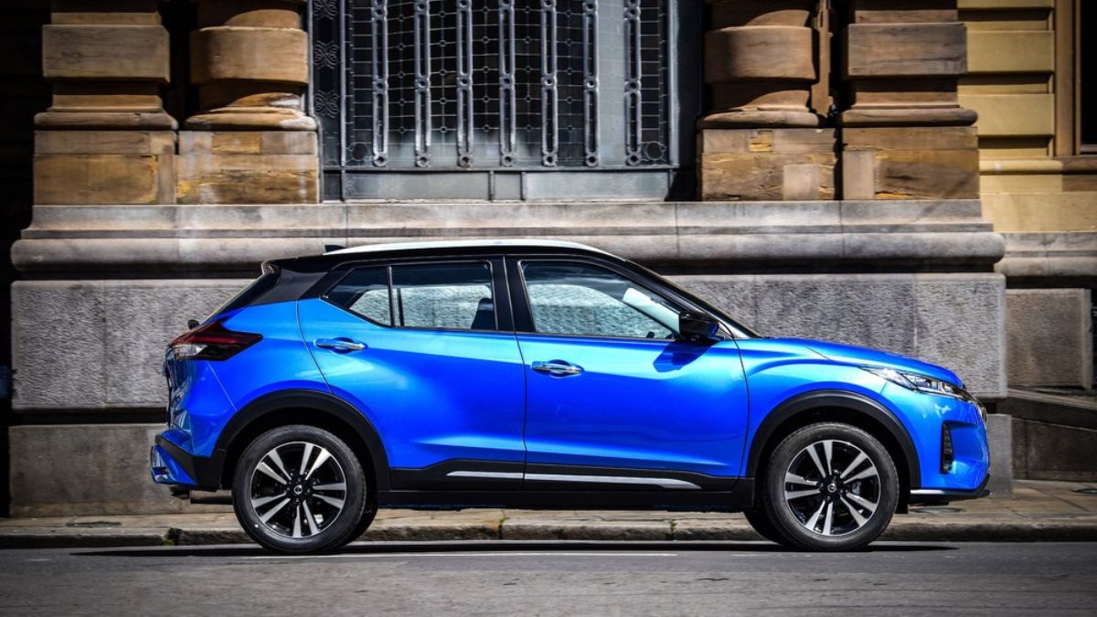 Lateral do Nissa Kicks 2023 azul com teto preto