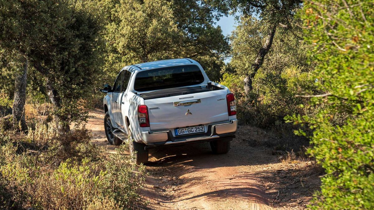Traseira da Mitsubishi L200 2023, branca