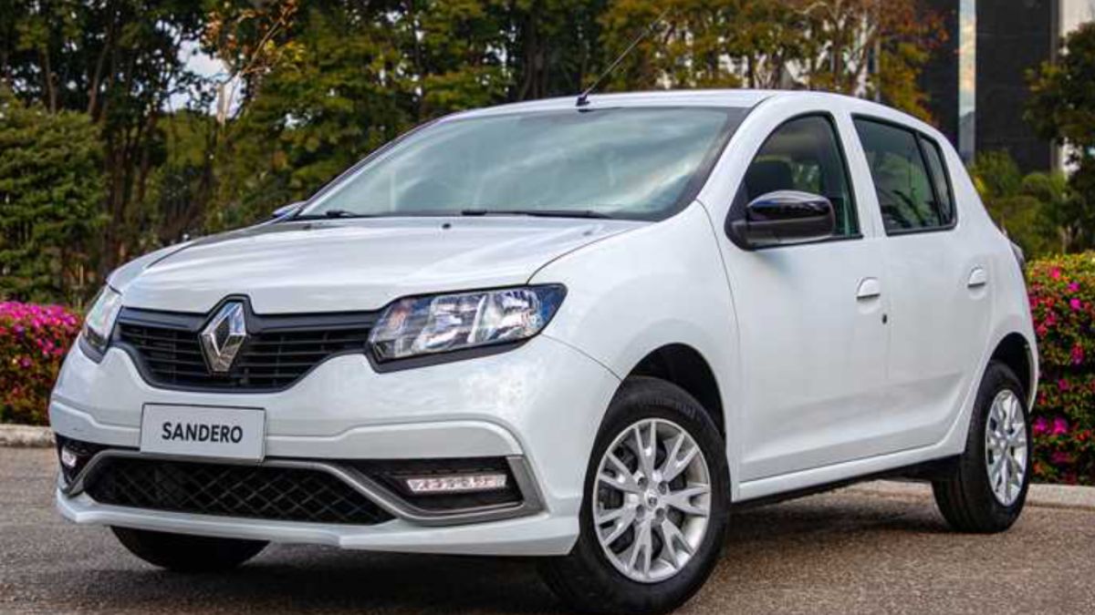 Frente do Renault Sandero 2023 na cor branca