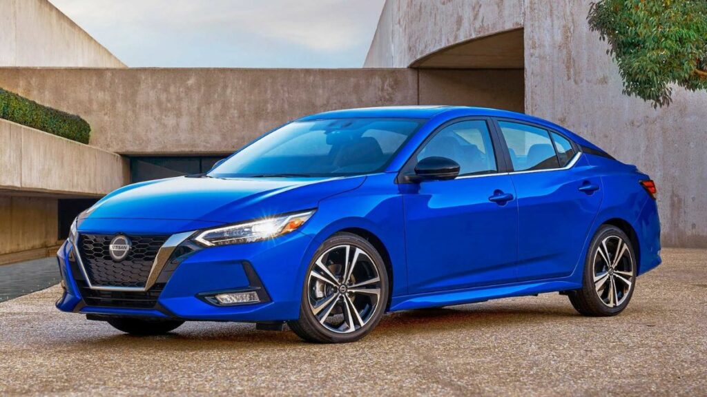 Sentra 2023 azul em um pátio