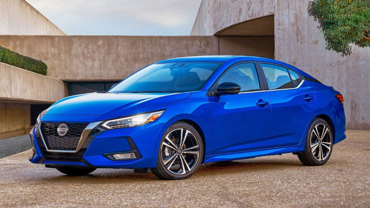 Lateral do Sentra 2023 azul