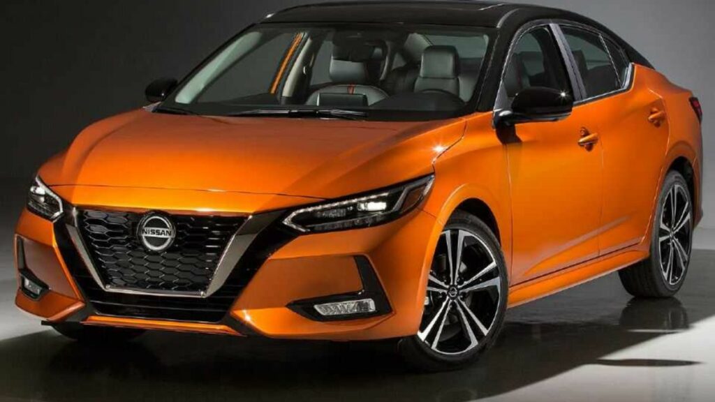 Sentra 2023 laranja, saindo de uma garagem
