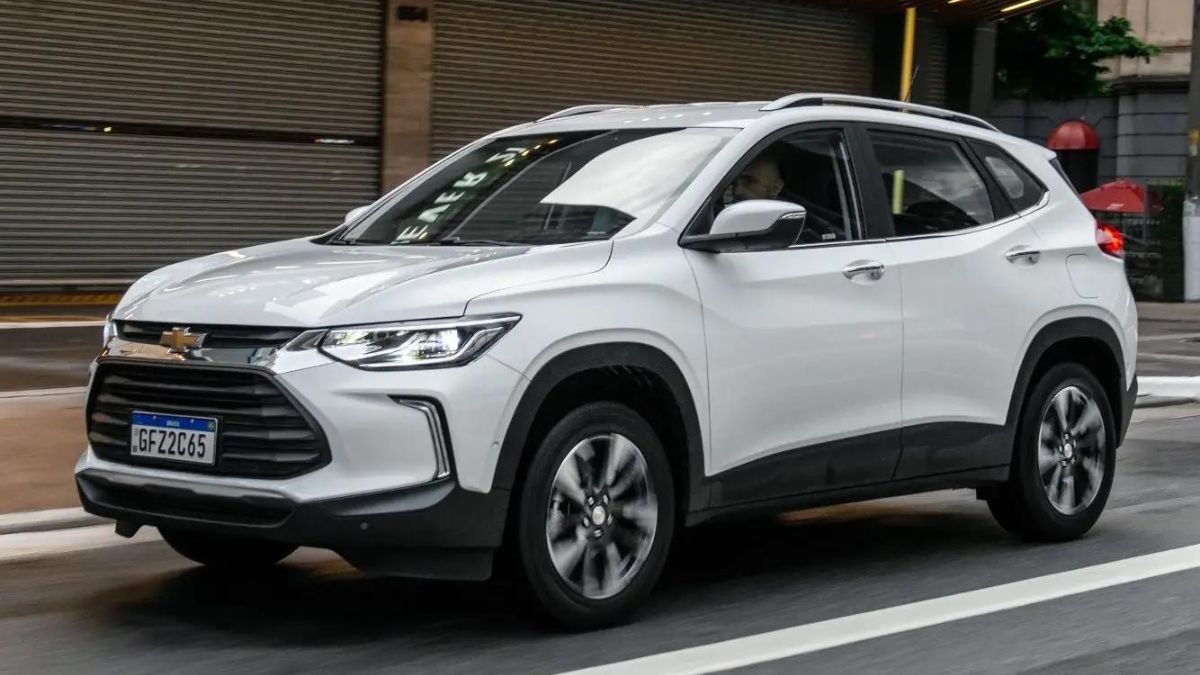 Lateral do GM Tracker 2023 branco